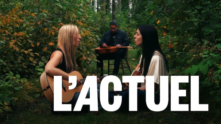 Nadia Burnstick, Jason Burnstick et Geneviève Toupin jouent des instruments sur un sentier dans les bois.