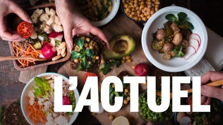 Différents plats végétaliens avec des petits pois, des champignons et différentes salades sont sur une table.