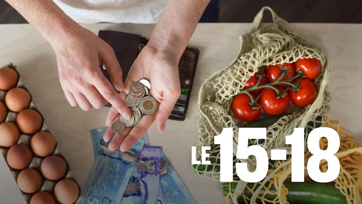 Une femme compte de l'argent dans sa main. Des oeufs et des légumes sont posés sur la table.