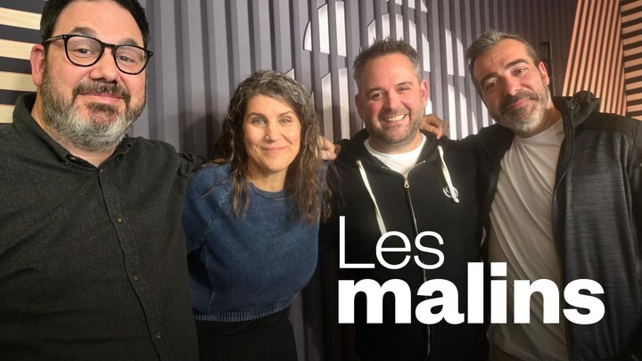 Jean-Denis Scott, Jhade Montpetit, Martin Vanasse et David Thibodeau qui posent dans un studio de radio.