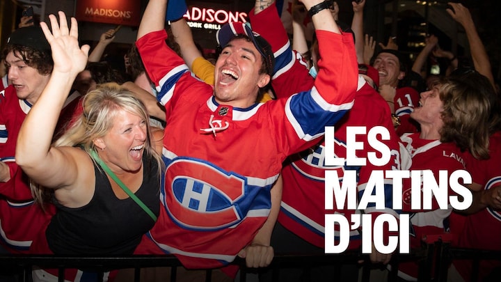 Plusieurs personnes qui portent des chandails des Canadiens de Montréal qui sautent de joie.