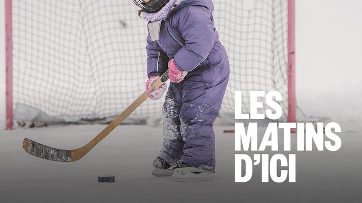 Une jeune fille qui joue au hockey sur une patinoire extérieure.