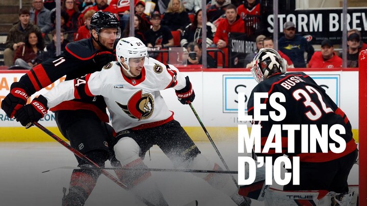 Des joueurs de hockey en action lors d'un match.