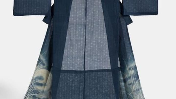 Un kimono d'été est bleu.