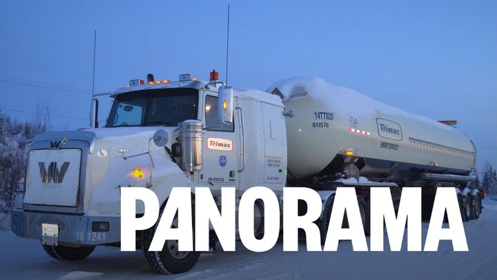 Un camion sur une route enneigée.