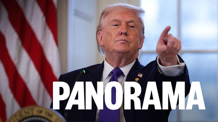 Donald Trump pointe quelque chose.