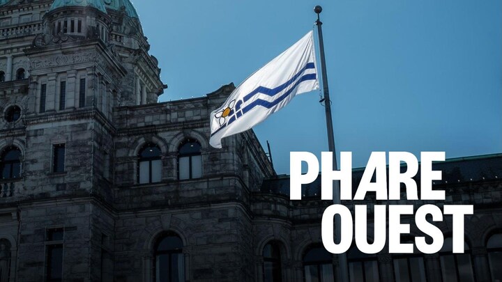 Le drapeau illustré du cornouiller et de la fleur de lys flotte devant le bâtiment de l'Assemblée législative de la Colombie-Britannique.