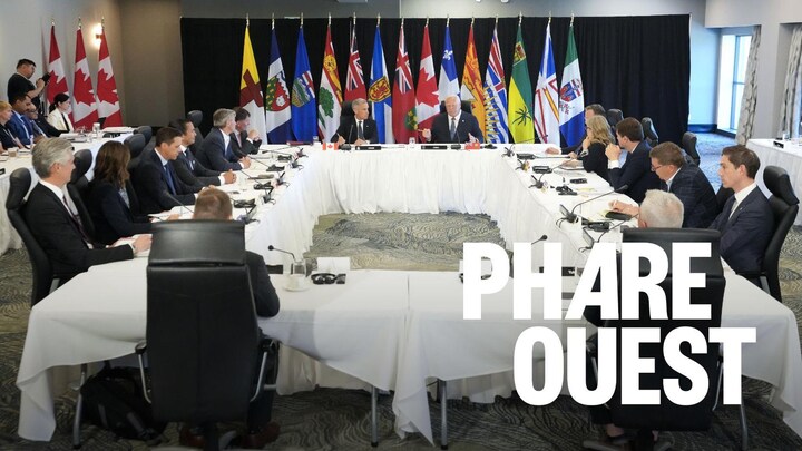 Les premiers ministres assis autour d'une table.