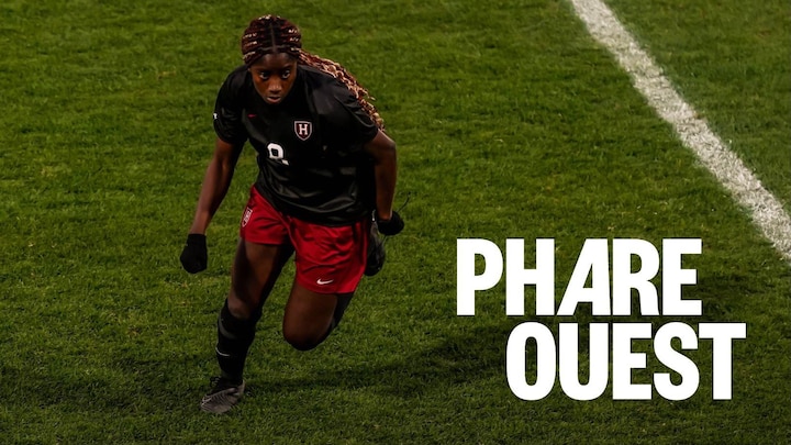 Une joueuse de soccer sur un terrain.