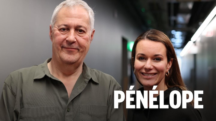 Les deux sourient au photographe.