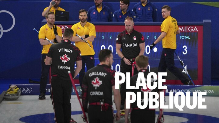Les quatre membres de l'équipe canadienne se dirige vers la maison alors que les Suédois les observent.