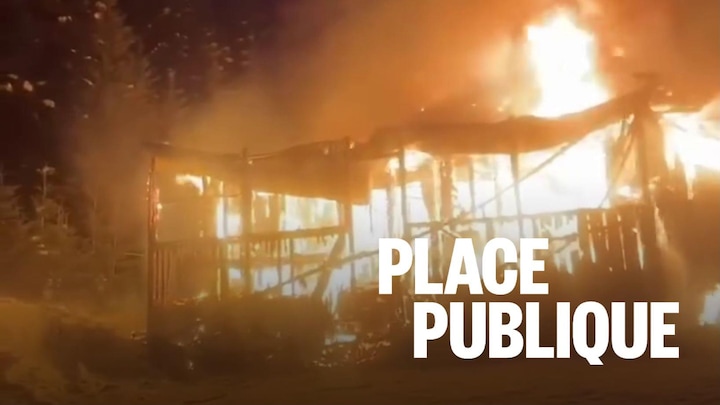 Un chalet en feu.