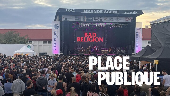 Une foule massée devant une scène lors d'un spectacle.