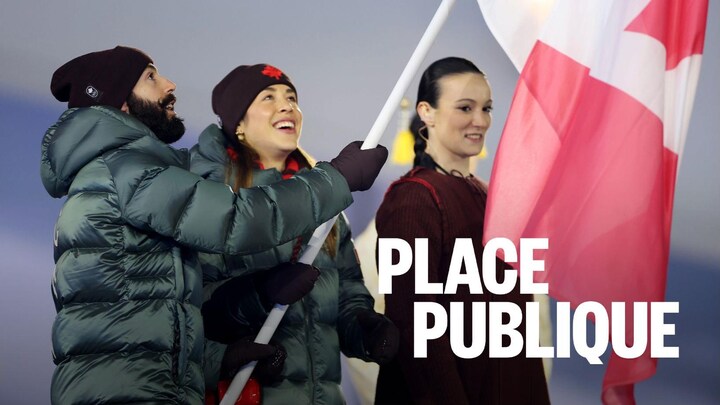 Deux porte-drapeaux canadiens sourient pendant la cérémonie de clôture des Jeux olympiques.