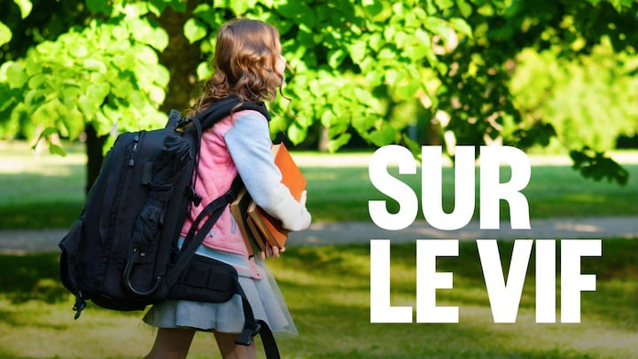 Une jeune fille qui marche avec un sac à dos qui semble beaucoup trop expansive  et lourd determination    elle.