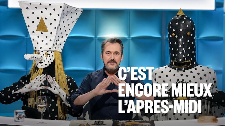 Les deux membres d'Angine de poitrine, déguisés,font leur signe avec Guy A. Lepage dans le studio.
