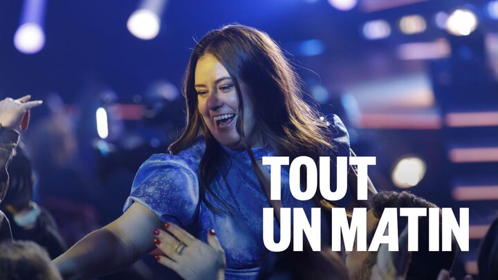 Mégan Brouillard se réjouit, debout parmi des personnes assises.