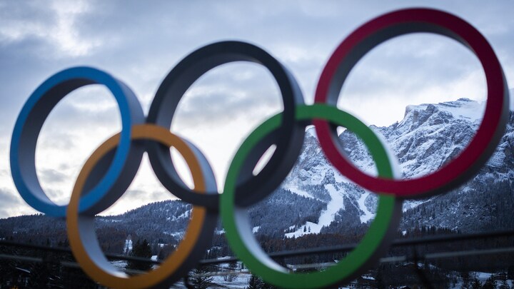 Les anneaux olympiques devant les Alpes italiennes.