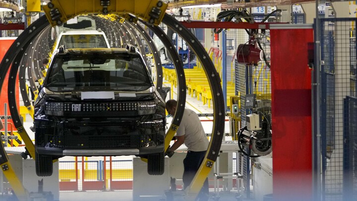 Des voitures en cours d'assemblage dans une usine.