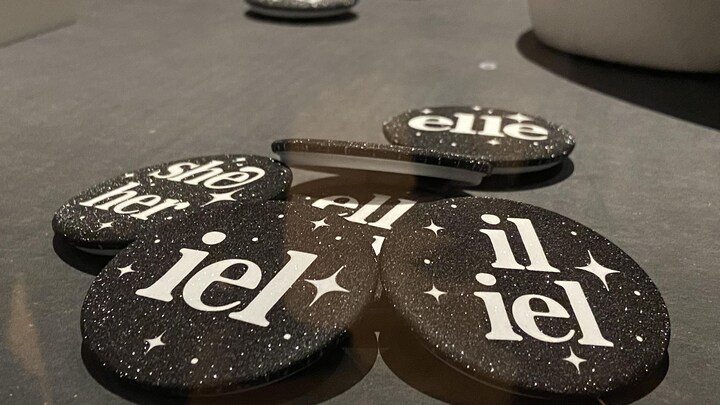 Le pronom « iel », inscrit sur des macarons.