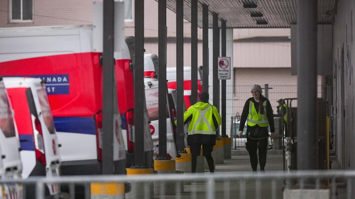 Des employés de Postes Canada dans un entrepôt le 17 décembre 2024.