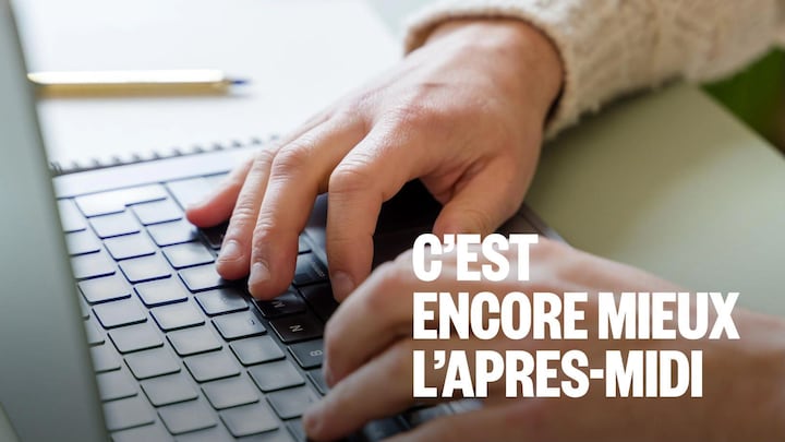 Gros plan sur les mains d'un homme tapant sur le clavier d'un ordinateur portable.