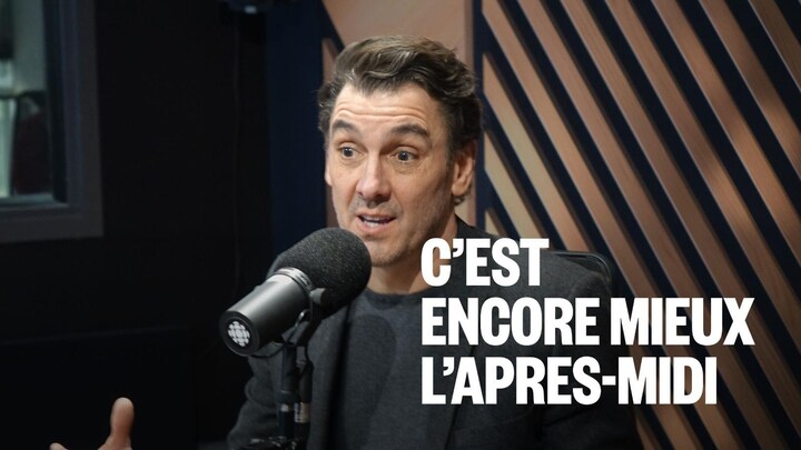 Un homme assis dans un studio radio.