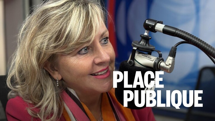 Andrée Laforest au micro de Place publique