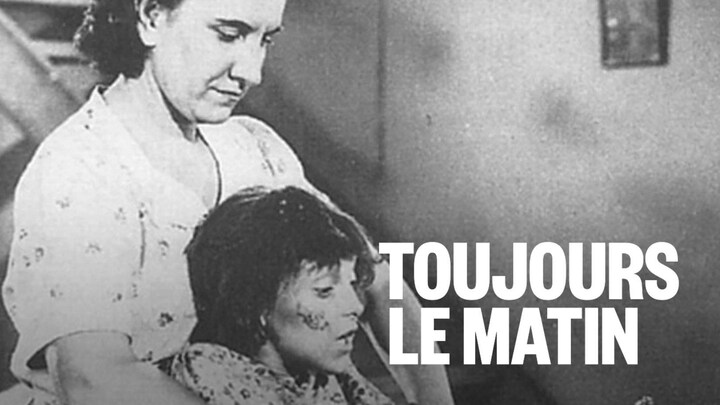 Une femme tient une petite fille. 
