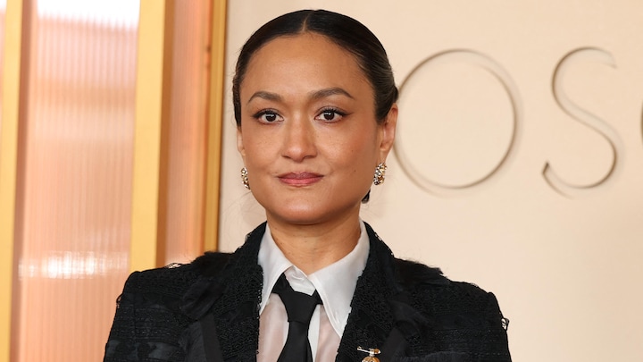 Une femme esquisse un demi-sourire.