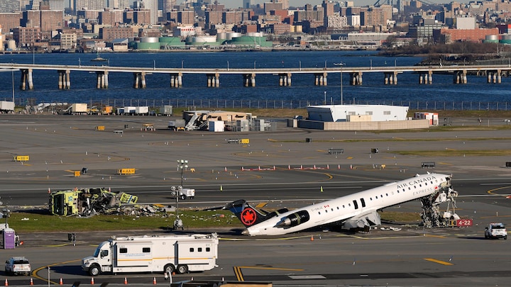 Un avion gravement endommagé sur une piste d'atterrissage.