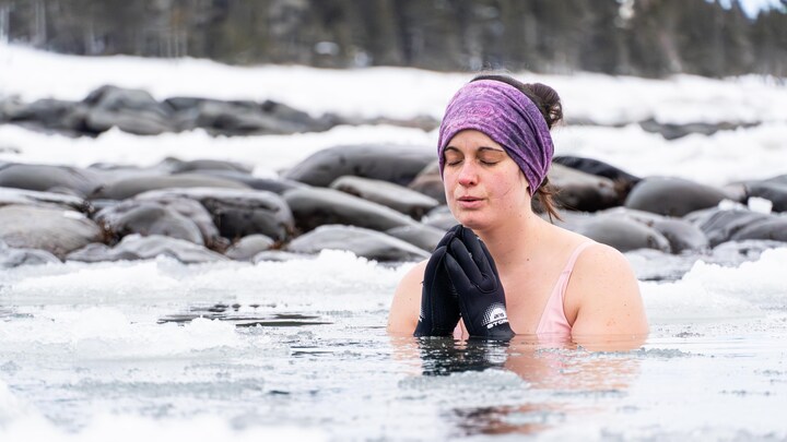 Pamela Lauzière Desrochers prend de grandes respirations alors qu’elle est immergée dans l’eau froide, entourée de glaces.