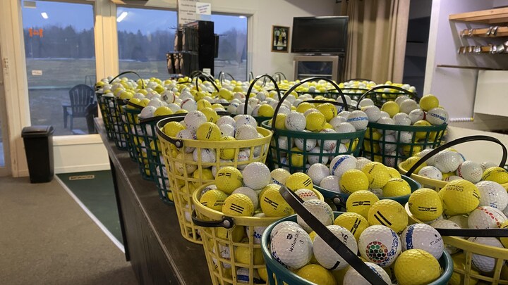 Des paniers de balles de golf.