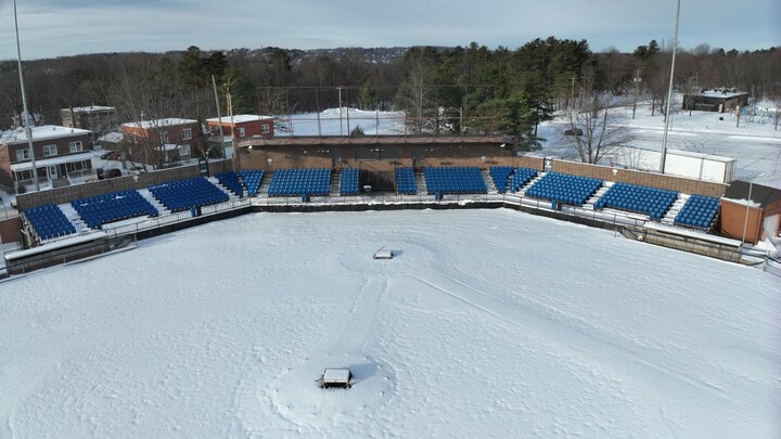 photo prise de haut où l'on voit tous les estrades du stade-amédée-roy