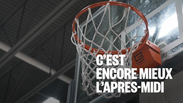 Un panier de basketball.