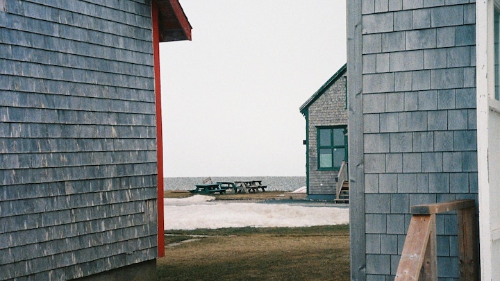 Trois bâtiments patrimoniaux en bardeaux de cèdre aux Îles-de-la-Madeleine.