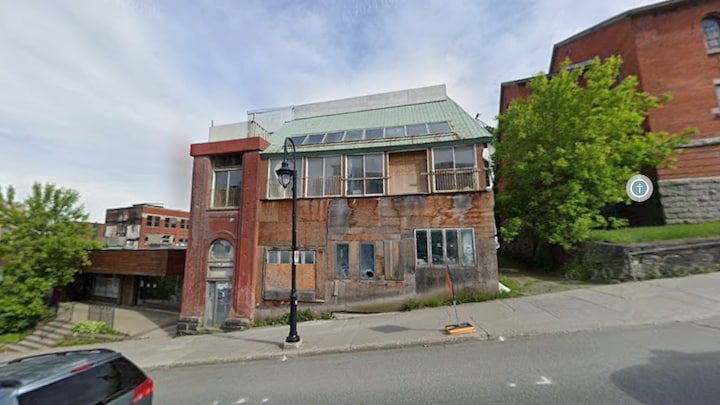 Un immeuble vétuste de la rue King Ouest à Sherbrooke.