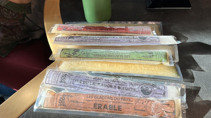 Des bâtonnets glacés de différentes saveurs.