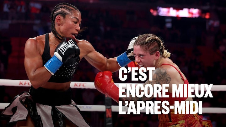 Deux boxeuses en action dans le ring.