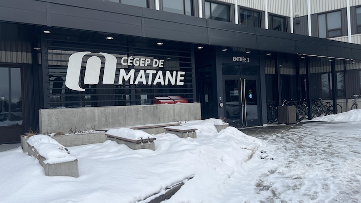 La façade et l'entrée principale du bâtiment, avec la nomenclature Cégep de Matane.