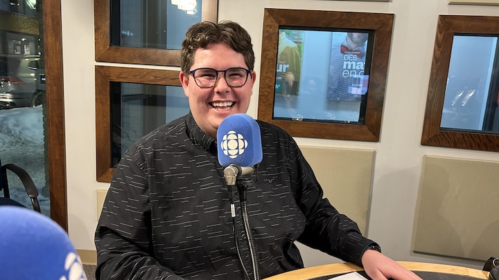Benjamin Brassard en entrevue à Radio-Canada, dans le studio de Rouyn-Noranda.