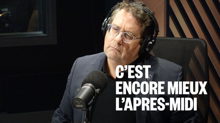 Bernard Drainville assis dans un studio.
