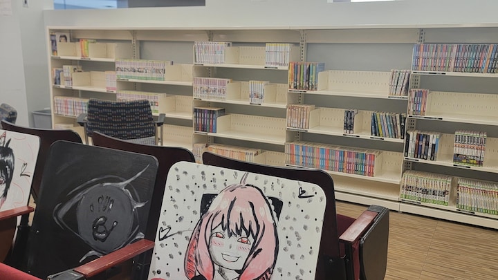 Une rangée de livres dans une bibliothèque.