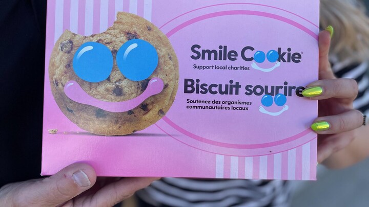 Une boîte avec la photo d'un biscuit et sur laquelle est écrit biscuit sourire.  