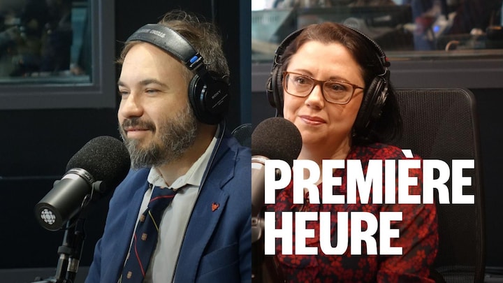 Un homme et une femme assis dans un studio radio.
