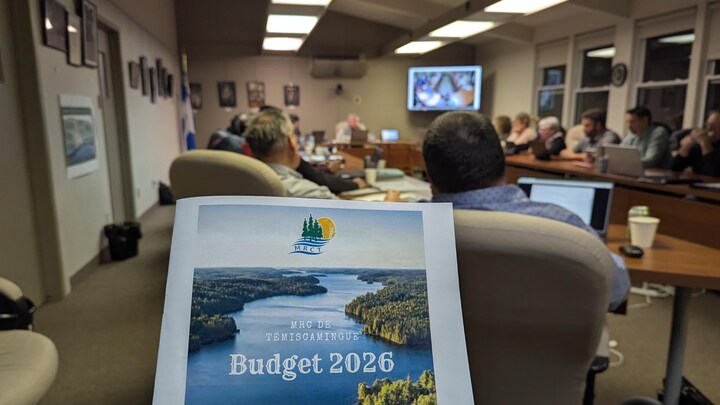 Les élus du Témiscamingue sont réunis dans une salle du conseil.