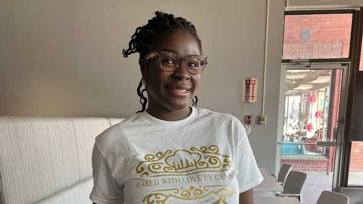Candy Tankeu, une pâtissière de la région de Sudbury, debout devant la caméra.