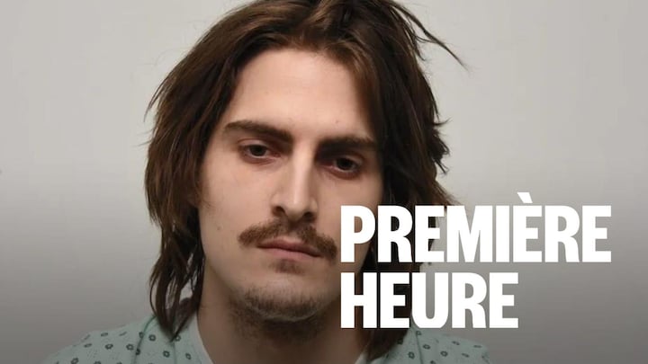 Photo d'identification d'un homme aux cheveux longs en robe d'hôpital.