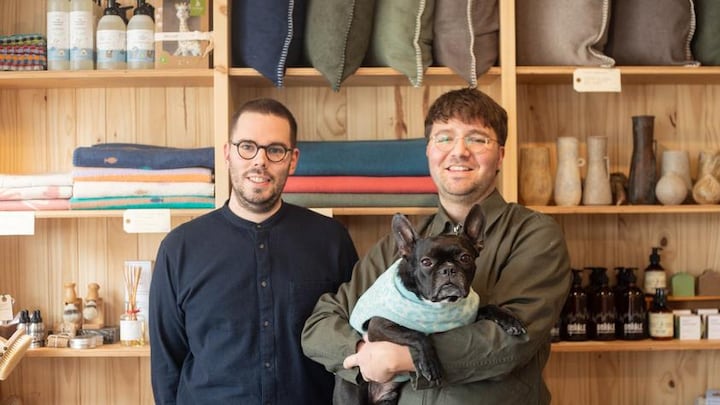 Les co-propriétaires de Casanier Philippe Larivée-Bazinet, David Parent et leur chien Momo.