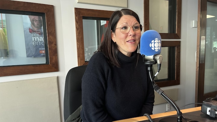 une femme parle dans le micro dans un studio de radio